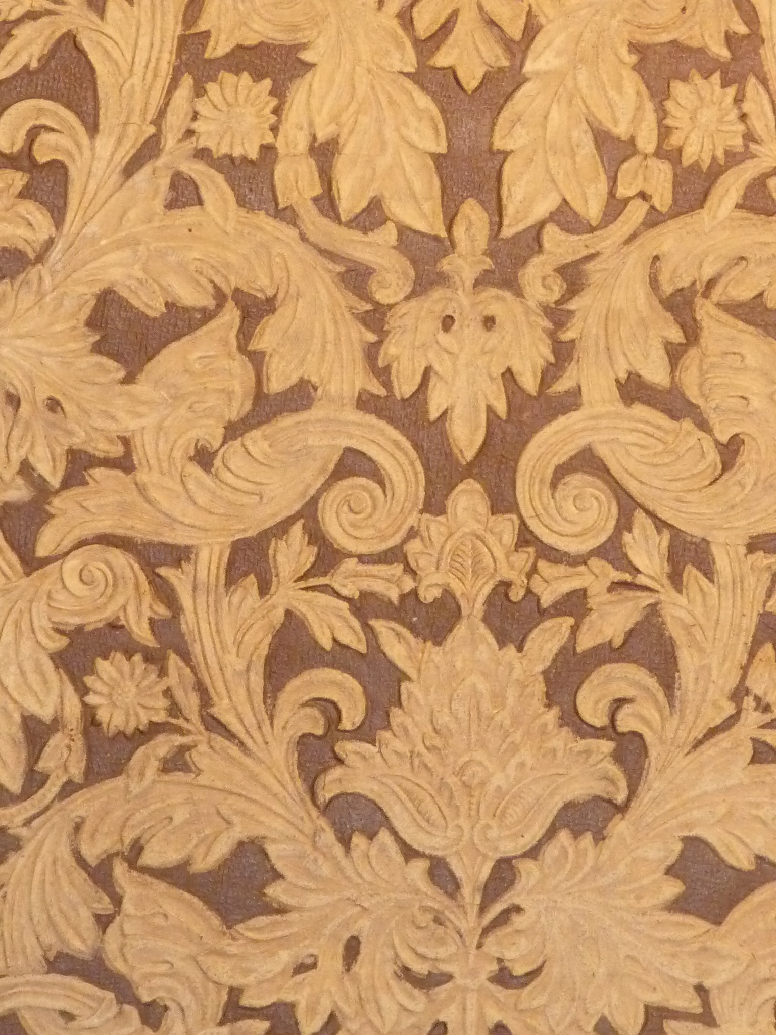 小部屋の天井には比較的細かい模様の金唐革紙が施されている