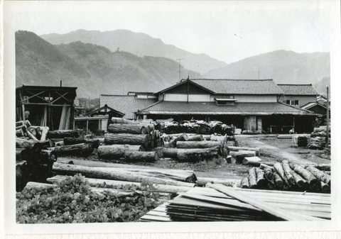 ｐ48　むかしの青島貯木場跡にある木材工場