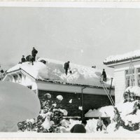 ｐ702　屋根雪おろしに懸命な町職員