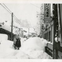 ｐ22　一階が雪で埋まった本町通り